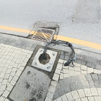 Boğaziçi Elektrik - Bedaş Sokak Lamba Kabloları Açıkta Duruyor