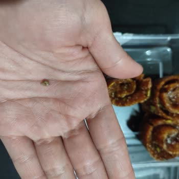 Tuğba Kuruyemişin Ürününden Taş Çıktı!