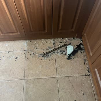 Simfer Midi Fırın Camı Patladı