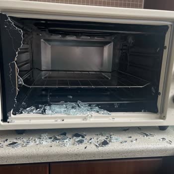 Simfer Midi Fırın Camı Patladı