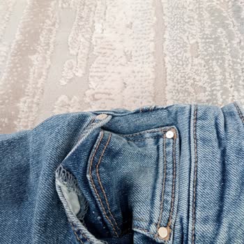 Mavi Pantolonun Kumaşı Eridi, Rengi Açıldı!