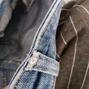 Mavi Pantolonun Kumaşı Eridi, Rengi Açıldı!