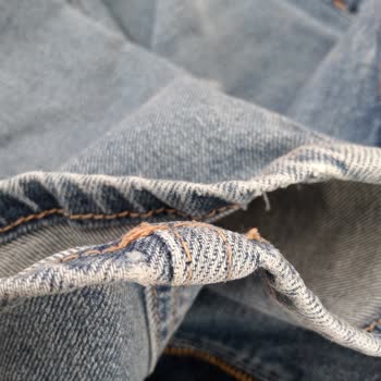 Mavi Pantolonun Kumaşı Eridi, Rengi Açıldı!