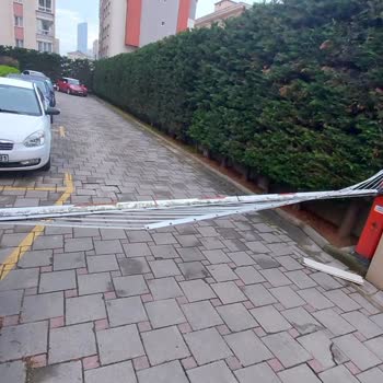 IKEA Nakliye Aracı Otopark Kapısını Kırıp Kaçmıştır