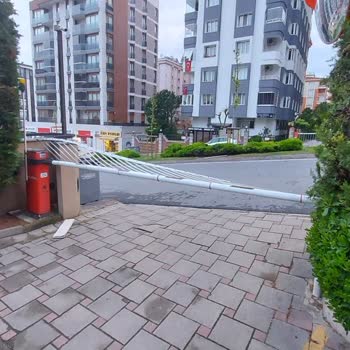 IKEA Nakliye Aracı Otopark Kapısını Kırıp Kaçmıştır