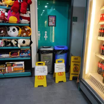 Aytemiz İnsanlar Kullanma Sın Diye Halka Tuvaletlerini Kapatıyor