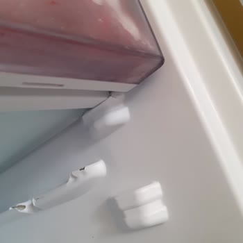 Arçelik Buzdolabının Raf Tutma Yerlerinde Kırık, İç Tabanda Çökmeler Var