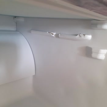 Arçelik Buzdolabının Raf Tutma Yerlerinde Kırık, İç Tabanda Çökmeler Var