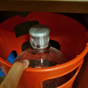 Hayat Su Hayat Cam Damacana Durduğu Yerde Kırılması