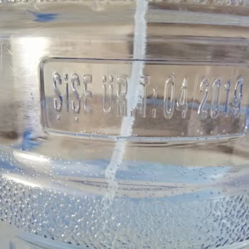 Hijyen Koşullarından Yoksun, Eski Damacanalar İle Gelen Pınar Su