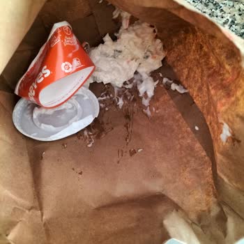 Popeyes Menü Kuryede Dökülmüş