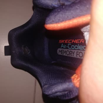 Skechers Marka Ayakkabı İç Topuk Kısmında Deforme