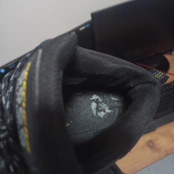 3 Ay Giyilen Outdoor Skechers Ayakkabı İç Kısımdan Parçalandı.