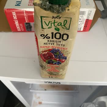 BİM Jucy Meyve Suyu Dolapta Beklerken SKT Geçmediği Halde Küflendi!