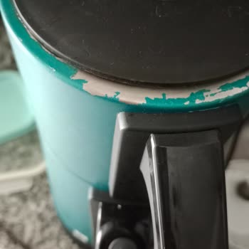 Fakir Çaydanlığın Boyası Akıyor