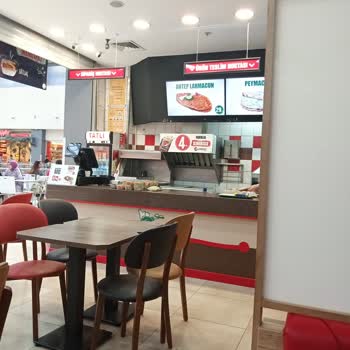 Hacıoğlu Restaurant Lahmacun Yanında Garnitür Yerine Maydanoz Veriyor