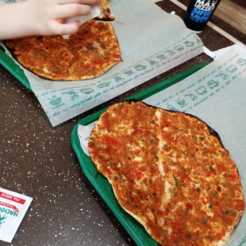 Hacıoğlu Restaurant Lahmacun Yanında Garnitür Yerine Maydanoz Veriyor