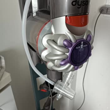 Dyson V8'de Çatlak Ve Soyulma