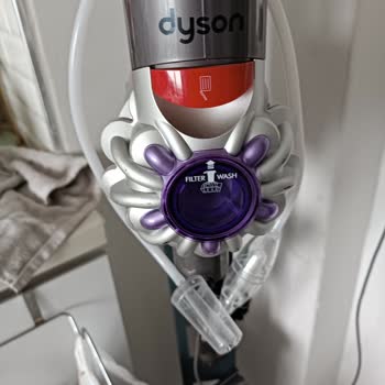 Dyson V8'de Çatlak Ve Soyulma