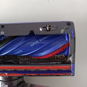 Dyson V8'de Çatlak Ve Soyulma