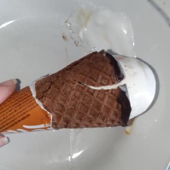Tarihi Geçmemiş Cornetto Vanilya Karamel Bozuk Çıktı