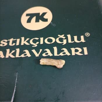 7K Fıstıkçıoğlu Baklavaları Kadayıfın İçinden Odun Parçası Çıktı