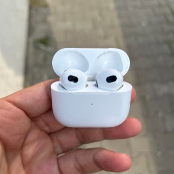 Apple Airpods 3. Nesil Kulaktan Düşüyor