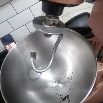 Emsan Mutfak Hamurun İçine Siyah Bir Şeyler Akıyor