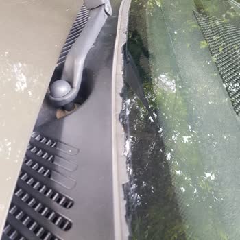 Renault Symbol Ön Cam Lastiği Koparak Dökülüyor