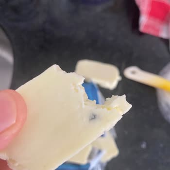 BİM Hellim Peyniri İçinden Bir Şey Çıktı