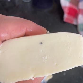 BİM Hellim Peyniri İçinden Bir Şey Çıktı