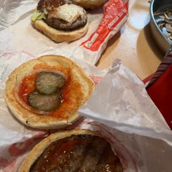 Kafalarına Göre Sipariş Gönderen Saloon Burger