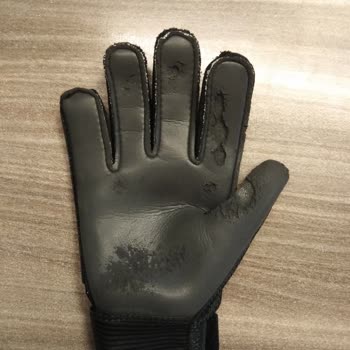 Nike Çocuk Kaleci Eldiveni Sorunlu