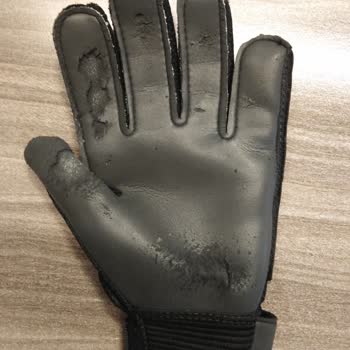 Nike Çocuk Kaleci Eldiveni Sorunlu