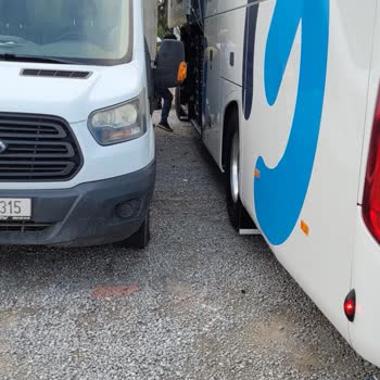 Giresun Seyahat Durak Dışında Kamyonla Meyve Yüklüyor Otobüse.