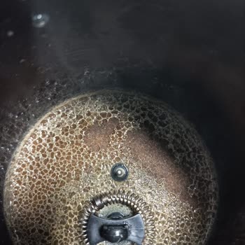 Arzum Sütlü Kahve Makinesi Dibine Tutuyor