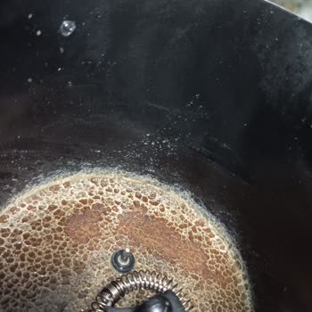 Arzum Sütlü Kahve Makinesi Dibine Tutuyor