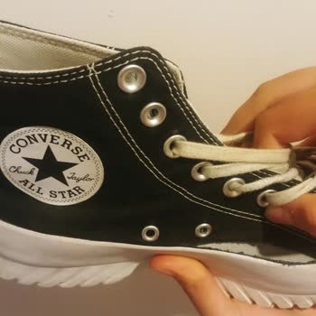 SuperStep Converse Ayakkabısının Yan Tarafından Açılması