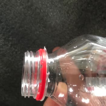 Hayat Su Danone Hayat İçecek Şişesinde Çapak Var. Tehlikeli Bir Durum