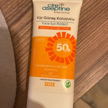 Cire Aseptine Yüz Güneş Koruyucu 50+ Yüzümün Her Yerini Yara Yaptı.