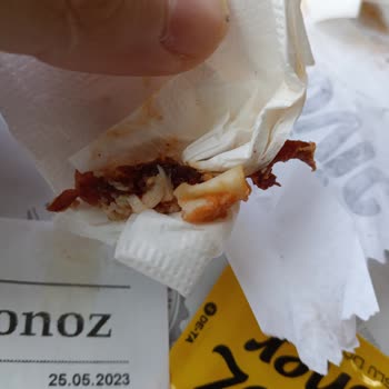 Maydonoz Döner Maydanoz Dönerden Çıkan Boğazı Yırtıp Geçen Sert Etimsi Şeyler