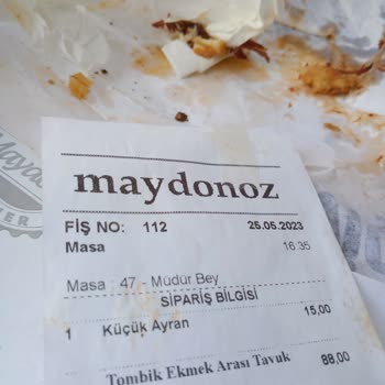 Maydonoz Döner Maydanoz Dönerden Çıkan Boğazı Yırtıp Geçen Sert Etimsi Şeyler