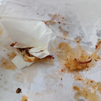 Maydonoz Döner Maydanoz Dönerden Çıkan Boğazı Yırtıp Geçen Sert Etimsi Şeyler