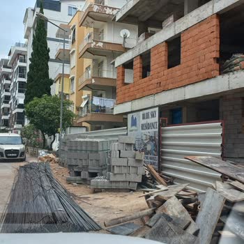 Alhan İnşaat & Emlak Sokağı Engellemesi Ve Çevreye, Araçlara Zarar Vermesi