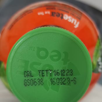 Fuse Tea Şeftali Pet Şişenin İçerisinde Yüzen Tuhaf Şeyler Var.