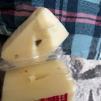 Çayırbağı Köy Lezzetleri Tost Peynirinin İçinden Siyah Cisim