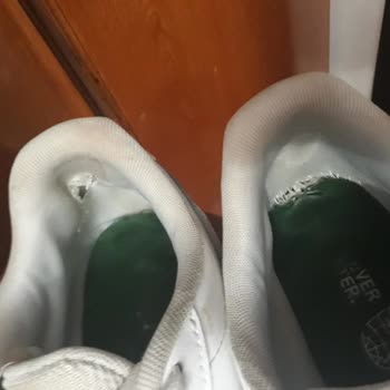 Deichmann Sattıkları Ayakkabının Arkasında Durun