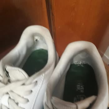 Deichmann Sattıkları Ayakkabının Arkasında Durun