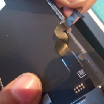 Kaya GSM Cam Değişimi İçin Giden Cihazın Anakartını Ve Ekranını Bozdu