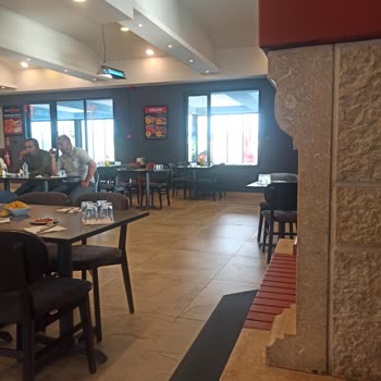 Balıkesir Ayvalık Girişi Köfteci Yusuf Pirzola Bile Yok Ve Personel